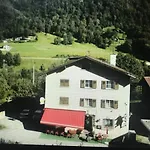 Alte Post Mit Geschichte Und Restaurant * Tavanasa