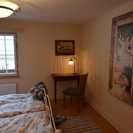 Alte Post Mit Geschichte Und Restaurant Lägenhet Tavanasa