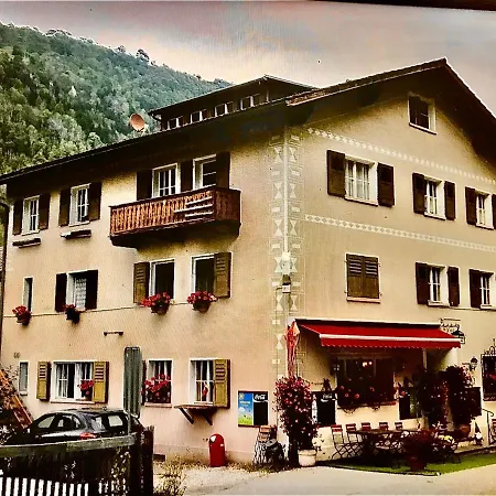 Alte Post Mit Geschichte Und Restaurant Tavanasa