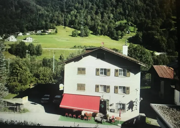 Alte Post Mit Geschichte Und Restaurant * Tavanasa