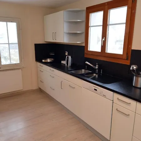 Apartament Alte Post Mit Geschichte Und Restaurant Tavanasa