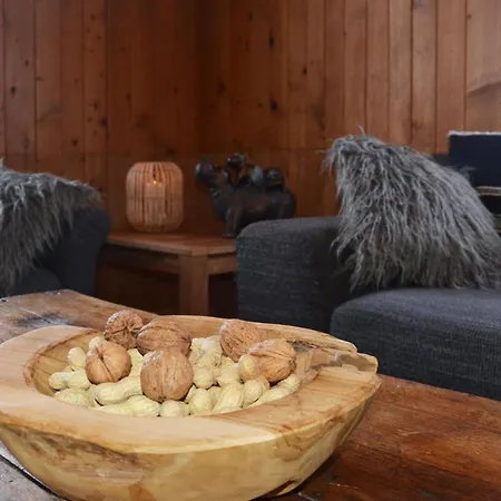 Alte Post Mit Geschichte Und Restaurant Tavanasa