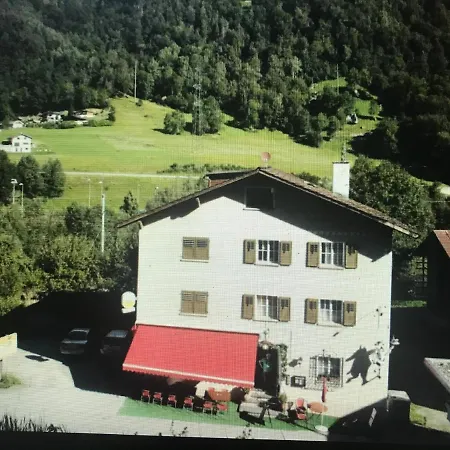 Alte Post Mit Geschichte Und Restaurant * Tavanasa