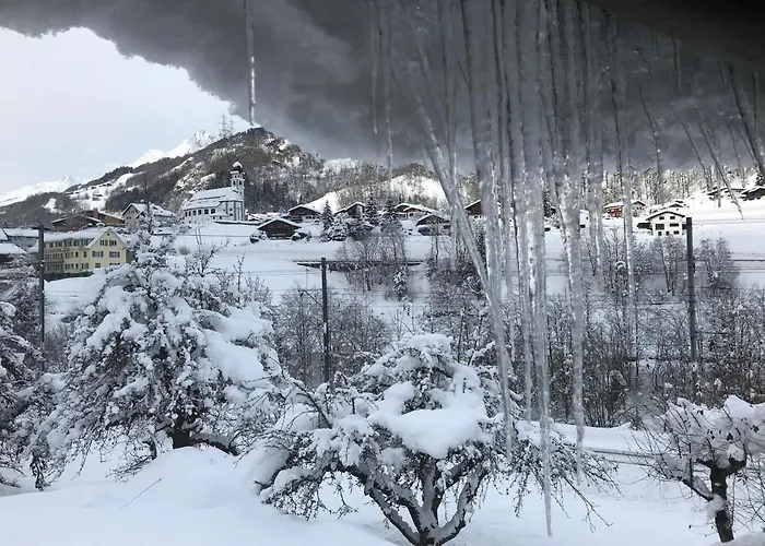 Alte Post Mit Geschichte Und Restaurant Tavanasa