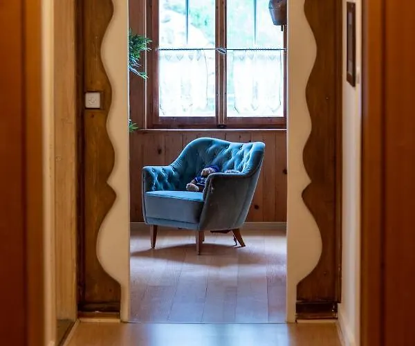 Alte Post Mit Geschichte Und Restaurant Tavanasa