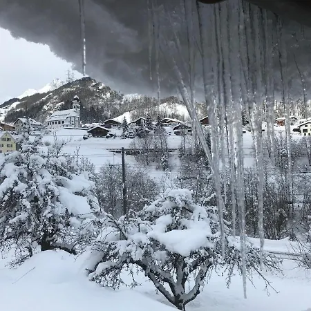 Alte Post Mit Geschichte Und Restaurant Tavanasa